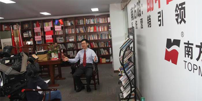 鳳凰衛視采訪南方略咨詢集團首席經濟學家戴欣明老師3