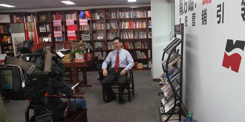 鳳凰衛視采訪南方略咨詢集團首席經濟學家戴欣明老師4
